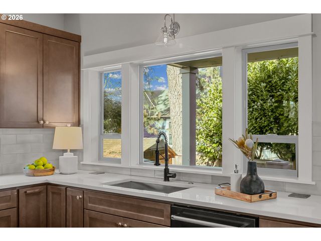 717 Ne BEECH St, Portland, OR 97212