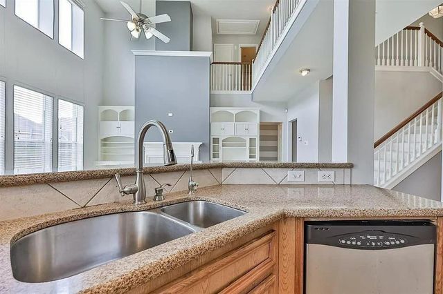 13002 Misty Bay Ln, Pearland, TX 77584