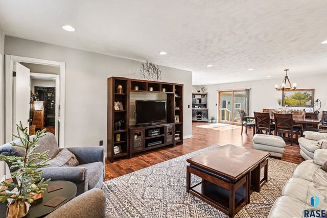 5205 S Danberry Dr Drive, Sioux Falls, SD 57106