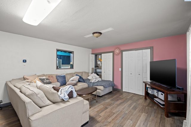 220 Goethals Dr, Richland, WA 99352