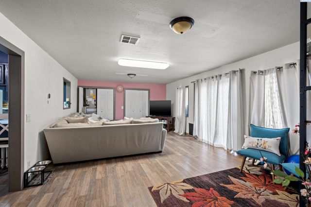 220 Goethals Dr, Richland, WA 99352