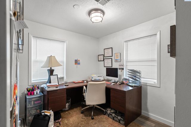 220 Goethals Dr, Richland, WA 99352