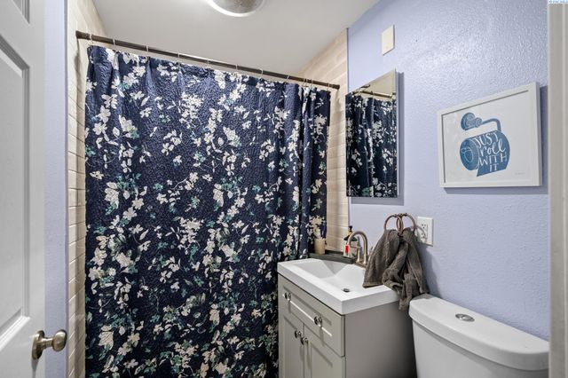 220 Goethals Dr, Richland, WA 99352