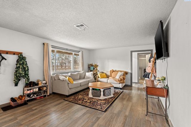 220 Goethals Dr, Richland, WA 99352