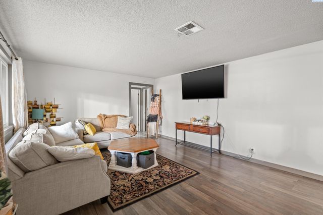 220 Goethals Dr, Richland, WA 99352