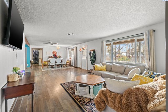 220 Goethals Dr, Richland, WA 99352