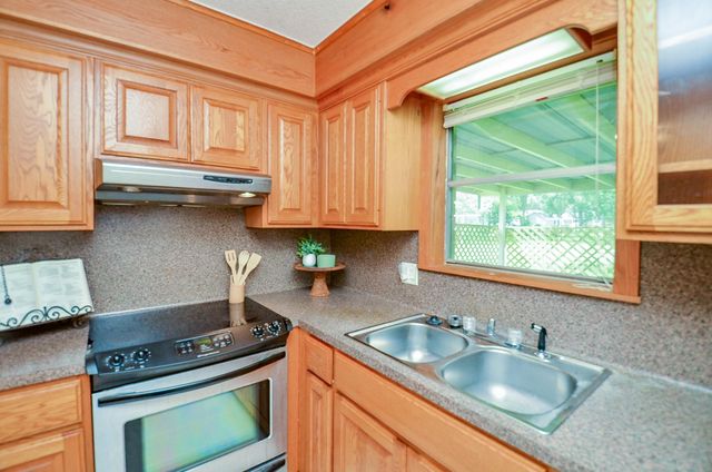 1605 Byrne Street, El Campo, TX 77437