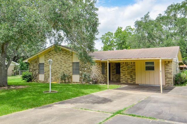 1605 Byrne Street, El Campo, TX 77437