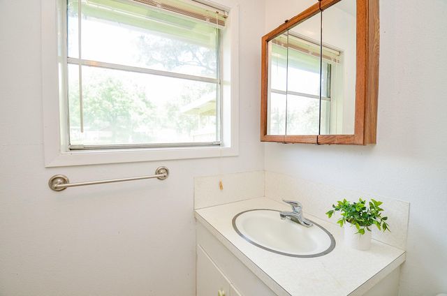 1605 Byrne Street, El Campo, TX 77437