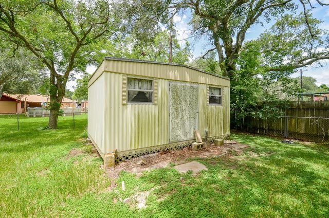 1605 Byrne Street, El Campo, TX 77437