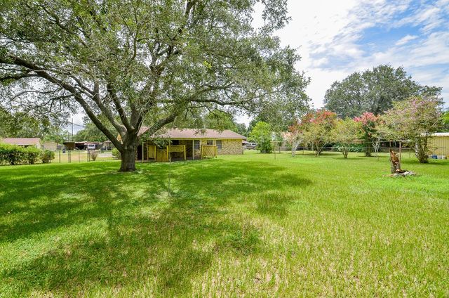 1605 Byrne Street, El Campo, TX 77437