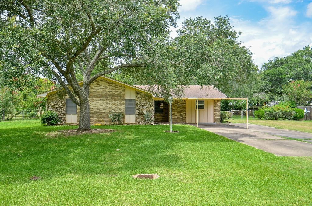 1605 Byrne Street, El Campo, TX 77437
