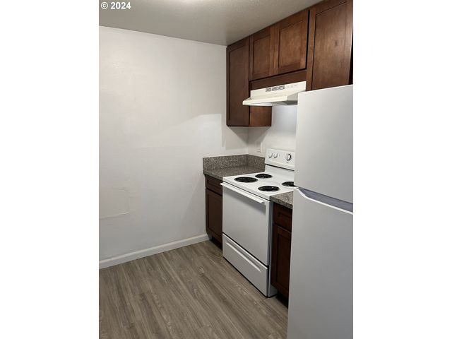 7410 Se WOODSTOCK Blvd, Portland, OR 97206