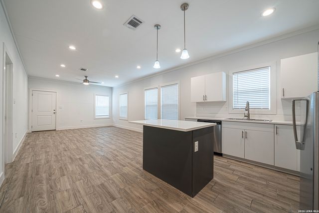 2111 W Houston, San Antonio, TX 78207