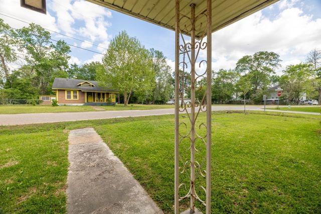 201 N Cleveland Avenue, Cleveland, TX 77327