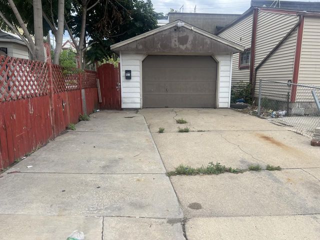 1023 W Greenfield AVENUE, Milwaukee, WI 53204
