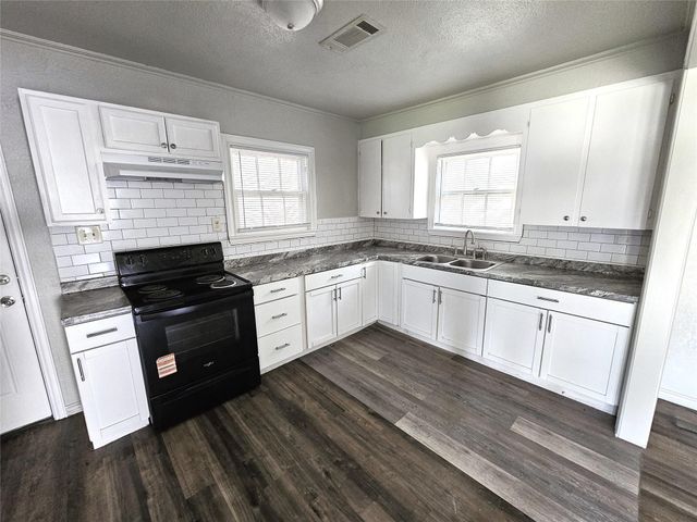 806 17th Avenue N, Texas City, TX 77590