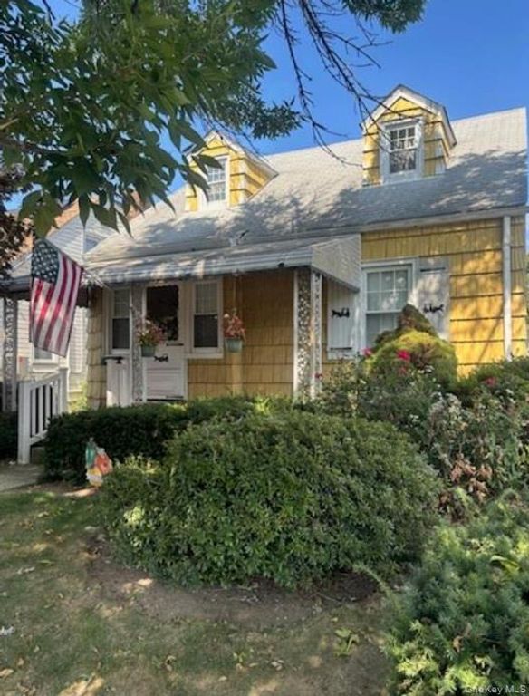 545 6th Avenue, New Hyde Park, NY 11040 — photo 2