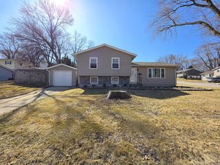 315 Colony Drive, Davenport, IA 52806