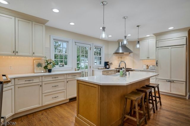 25 Dogwood Dr, Summit City, NJ 07901