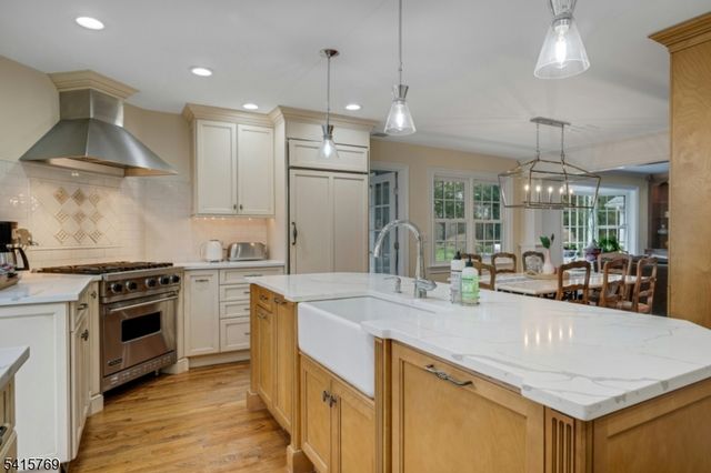 25 Dogwood Dr, Summit City, NJ 07901