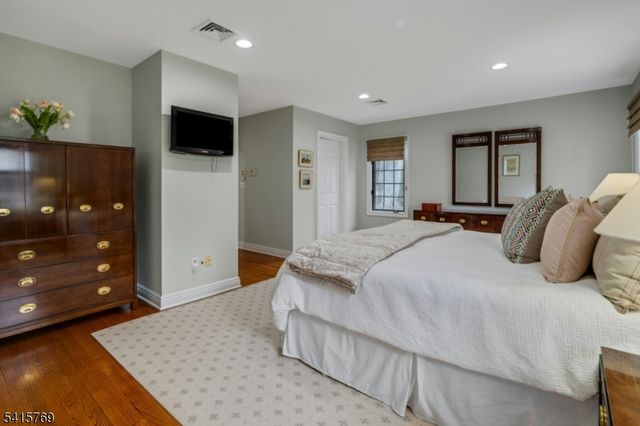 25 Dogwood Dr, Summit City, NJ 07901