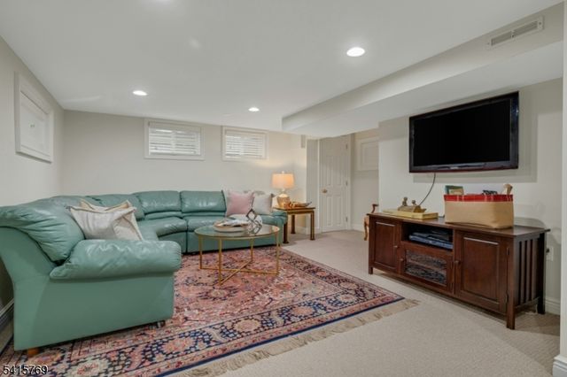 25 Dogwood Dr, Summit City, NJ 07901