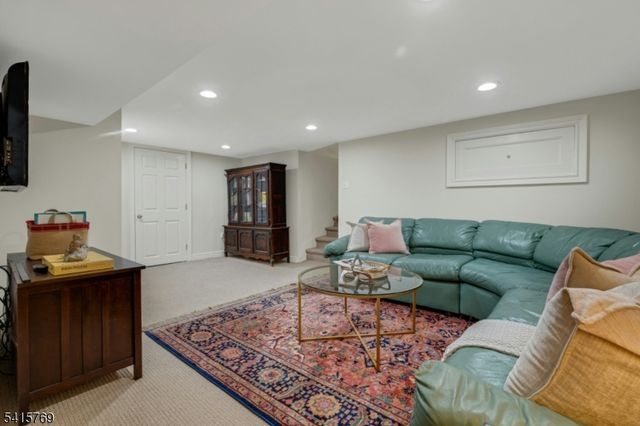 25 Dogwood Dr, Summit City, NJ 07901