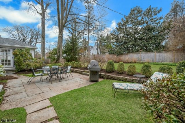 25 Dogwood Dr, Summit City, NJ 07901