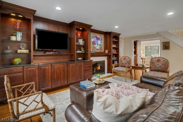 25 Dogwood Dr, Summit City, NJ 07901