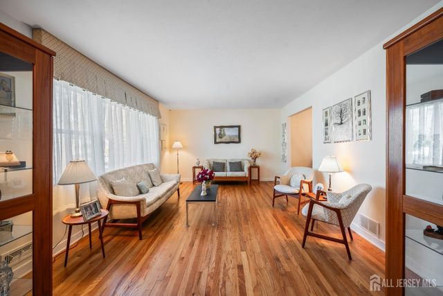 20 Rolling Road, East Brunswick, NJ 08816