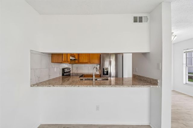 5182 SUNRIDGE PALMS DRIVE 5182, Tampa, FL 33617