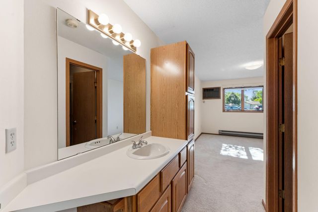 6601 Buckley Circle 105, Inver Grove Heights, MN 55076