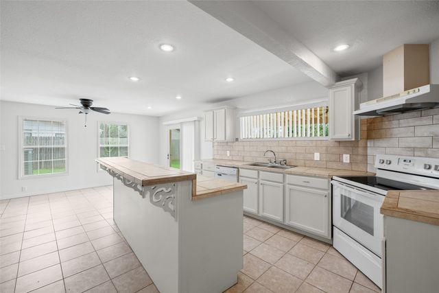 4102 Apache Trail Court, Granbury, TX 76048