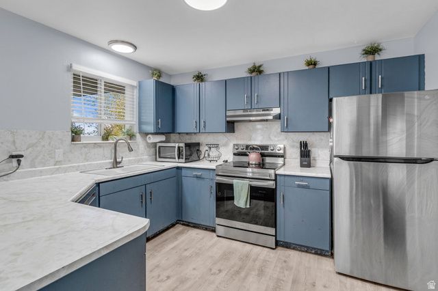 9968 S BLOSSOM DR, Sandy, UT 84092