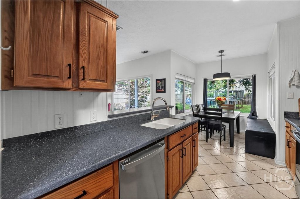 Image 6 of property listing at 18 Angel Oaks Drive, Savannah, GA 31410
