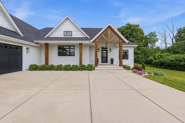3864 Hickory Hill PARKWAY, Hubertus, WI 53033