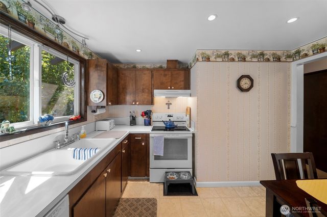 1921 Parkwood Drive SE, Olympia, WA 98501
