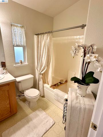 884 Sungold Cir 123, Livermore, CA 94551