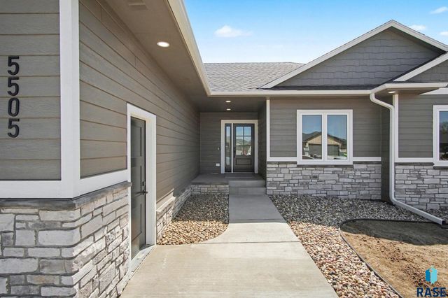 5505 E Morningside Cir Circle, Sioux Falls, SD 57110