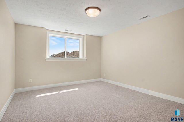 5505 E Morningside Cir Circle, Sioux Falls, SD 57110