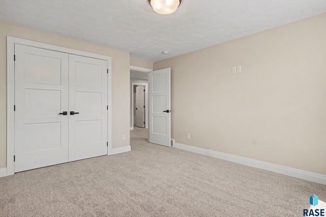 5505 E Morningside Cir Circle, Sioux Falls, SD 57110
