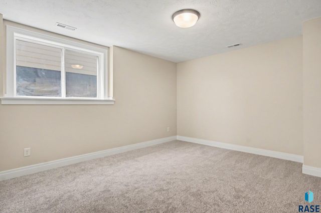 5505 E Morningside Cir Circle, Sioux Falls, SD 57110