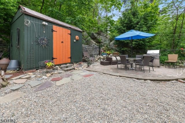66 Fairlawn Dr, West Milford Twp., NJ 07421
