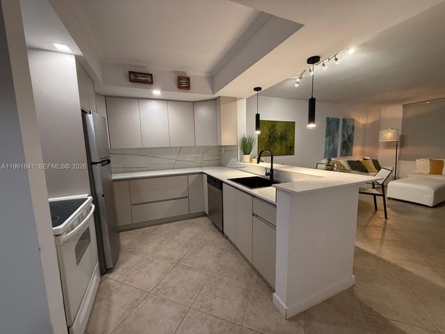 2815 NE 201st Ter L107, Aventura, FL 33180