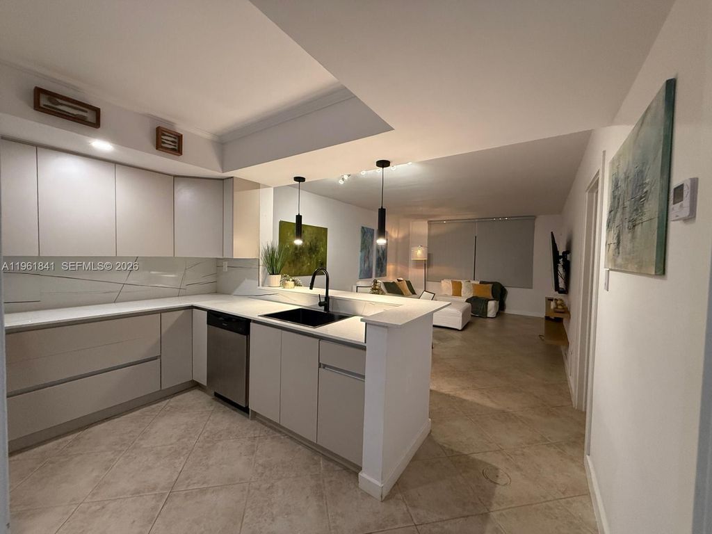 2815 NE 201st Ter L107, Aventura, FL 33180