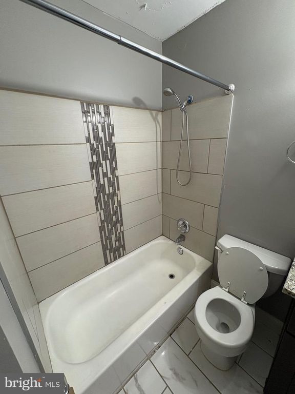 Image 10 of property listing at 911 SAINT DUNSTANS RD, Baltimore, MD 21212