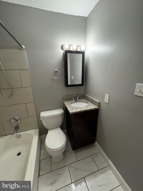 Image 11 of property listing at 911 SAINT DUNSTANS RD, Baltimore, MD 21212