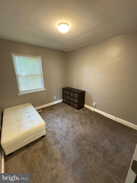 Image 4 of property listing at 911 SAINT DUNSTANS RD, Baltimore, MD 21212