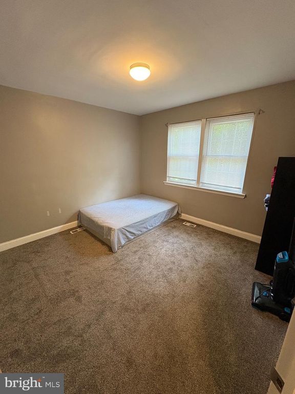 Image 5 of property listing at 911 SAINT DUNSTANS RD, Baltimore, MD 21212